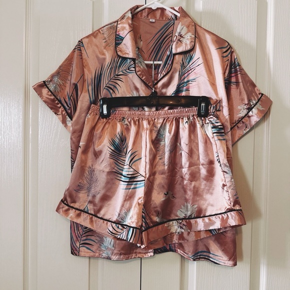 Woman’s Floral Satin Pajama Set  top and shorts size Large Peach color - Picture 1 of 16